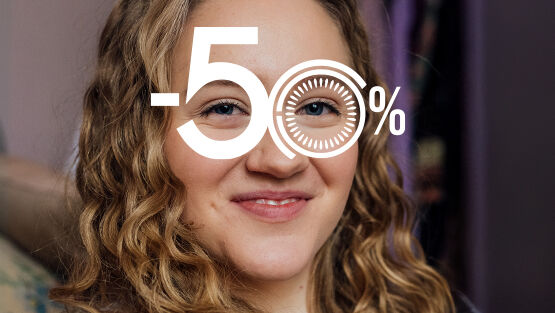 Nainen ja -50 % -teksti
